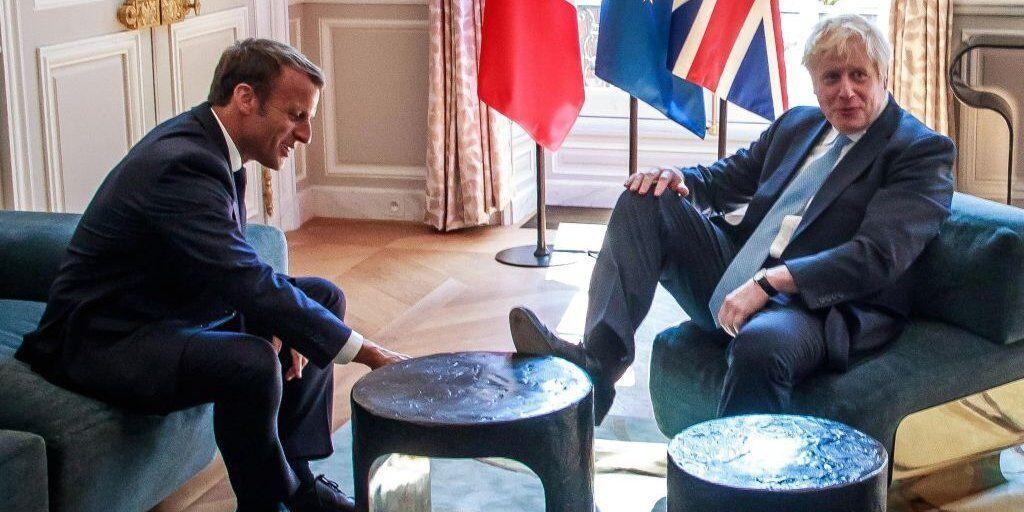 نخست وزیر انگلیس پایش را روی میز کاخ الیزه گذاشت