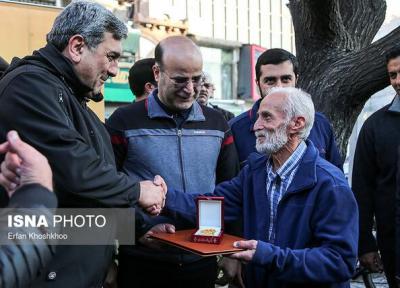 تقدیر شهردار تهران از راننده تاکسی امانت داری که 70 هزار یورو را به گردشگران برگرداند