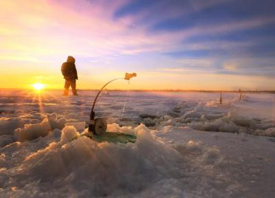 ماهیگیری از درون یخ در دریاچه های کانادا