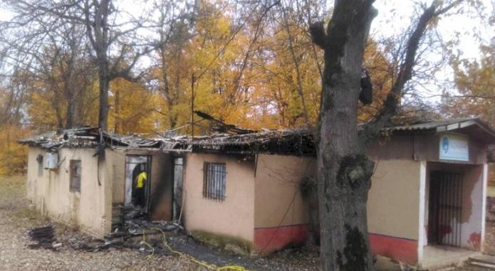 آتش سوزی به بخشی از ساختمان کارگاهی پایگاه میراث جهانی باغ عباس آباد آسیب رسانده است